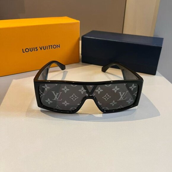 Stylish Louis vuitton Sunglasses - Picture 1 of 5